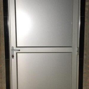 Puerta batiente L-35 con aluminio compuesto