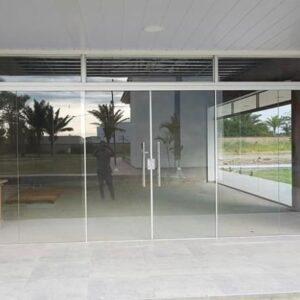Puerta de corrediza de blindex con tragaluz