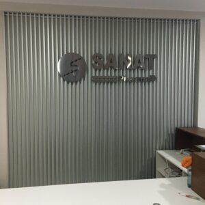 Ripado con tubo de aluminio y letras de acero inoxidable